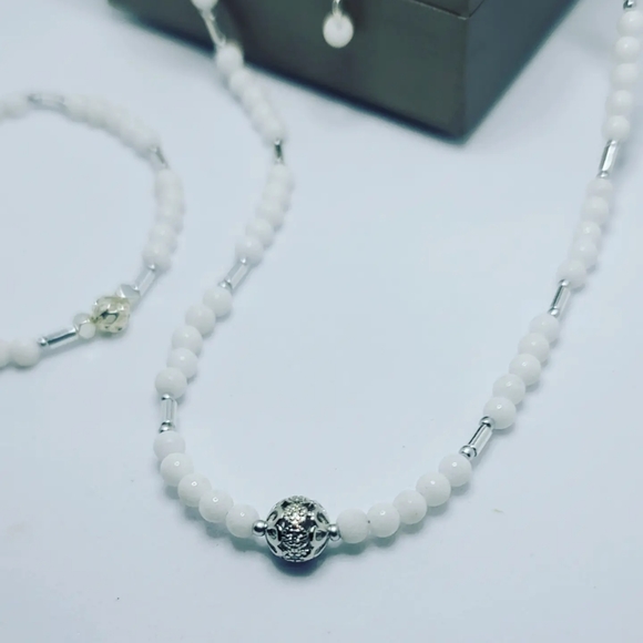 Howlite Necklace 4 mm, set - Picture 3 of 3